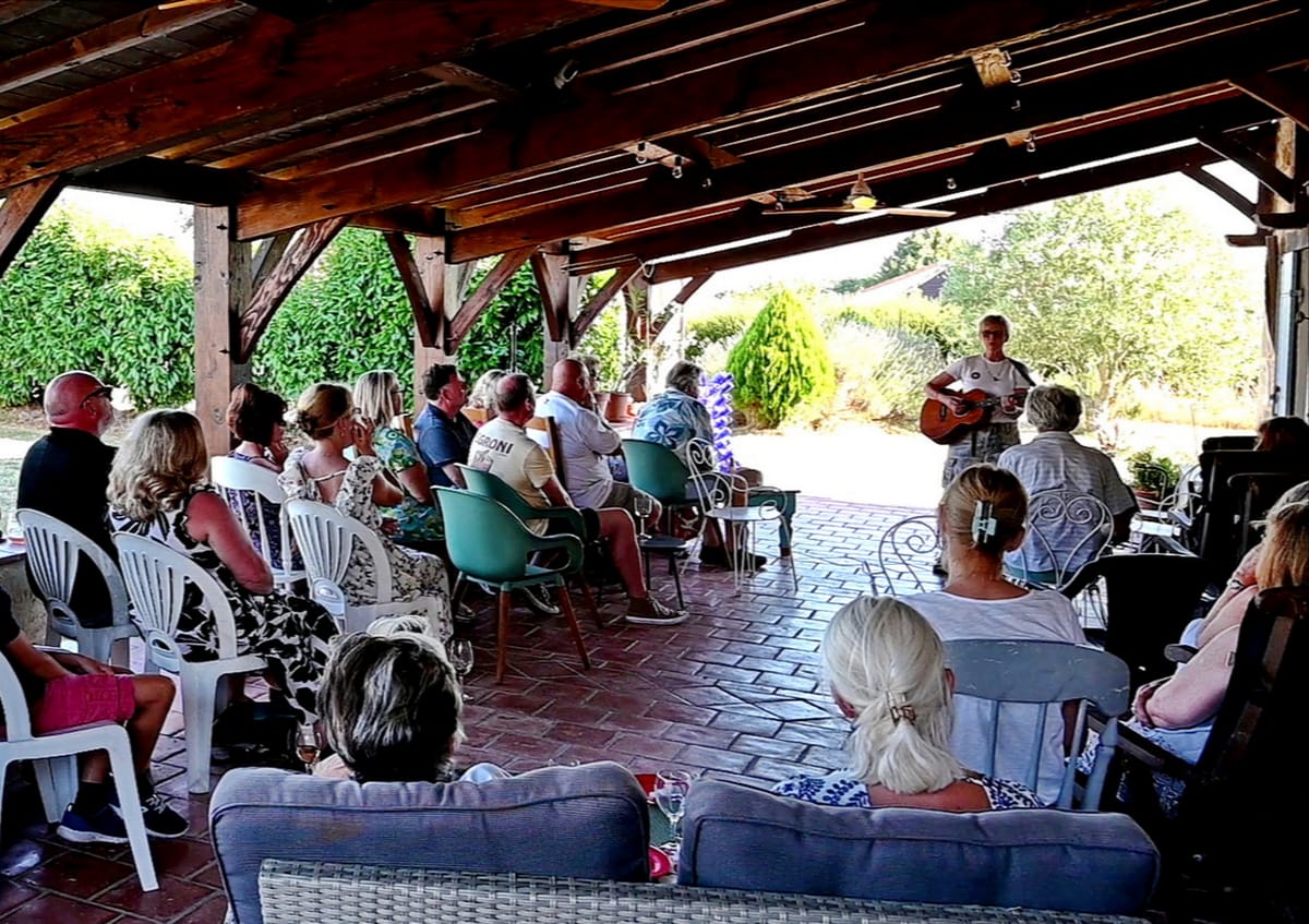 Soirée de collecte de fonds de l'association sous une pergola, en été